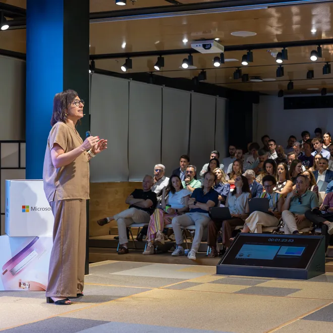 Magda Teruel impartiendo una charla ante un auditorio