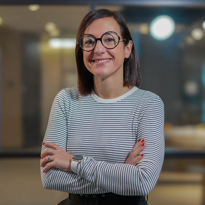 Magda Teruel sonriendo, de brazos cruzados